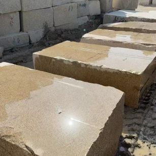 大同 黄金麻方料堆场洗料分选中，原材料充足