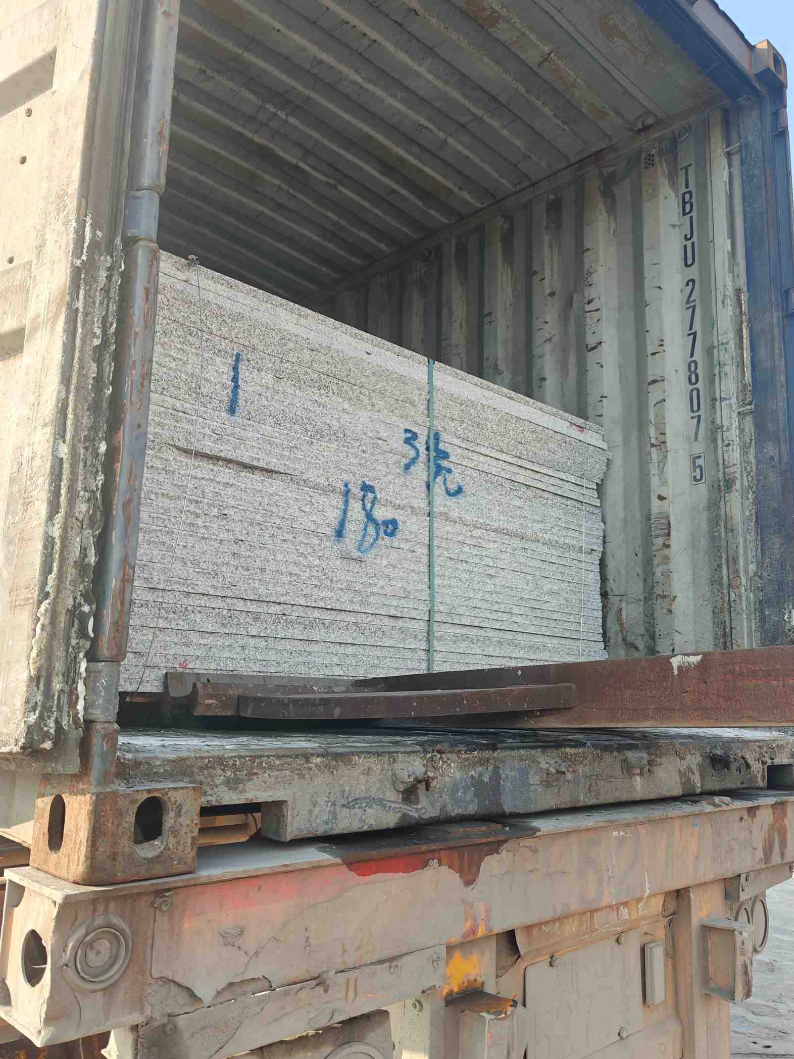 大同 芝麻白花岗岩石材3.0公分光面毛板装柜出货