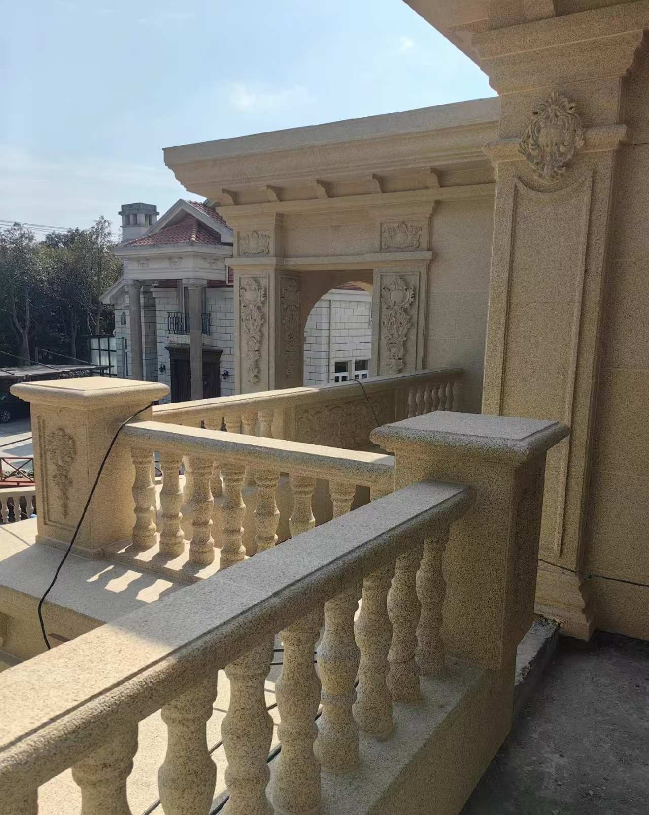 大同 黄金麻别墅外墙干挂雕花配合阳台栏杆花瓶柱