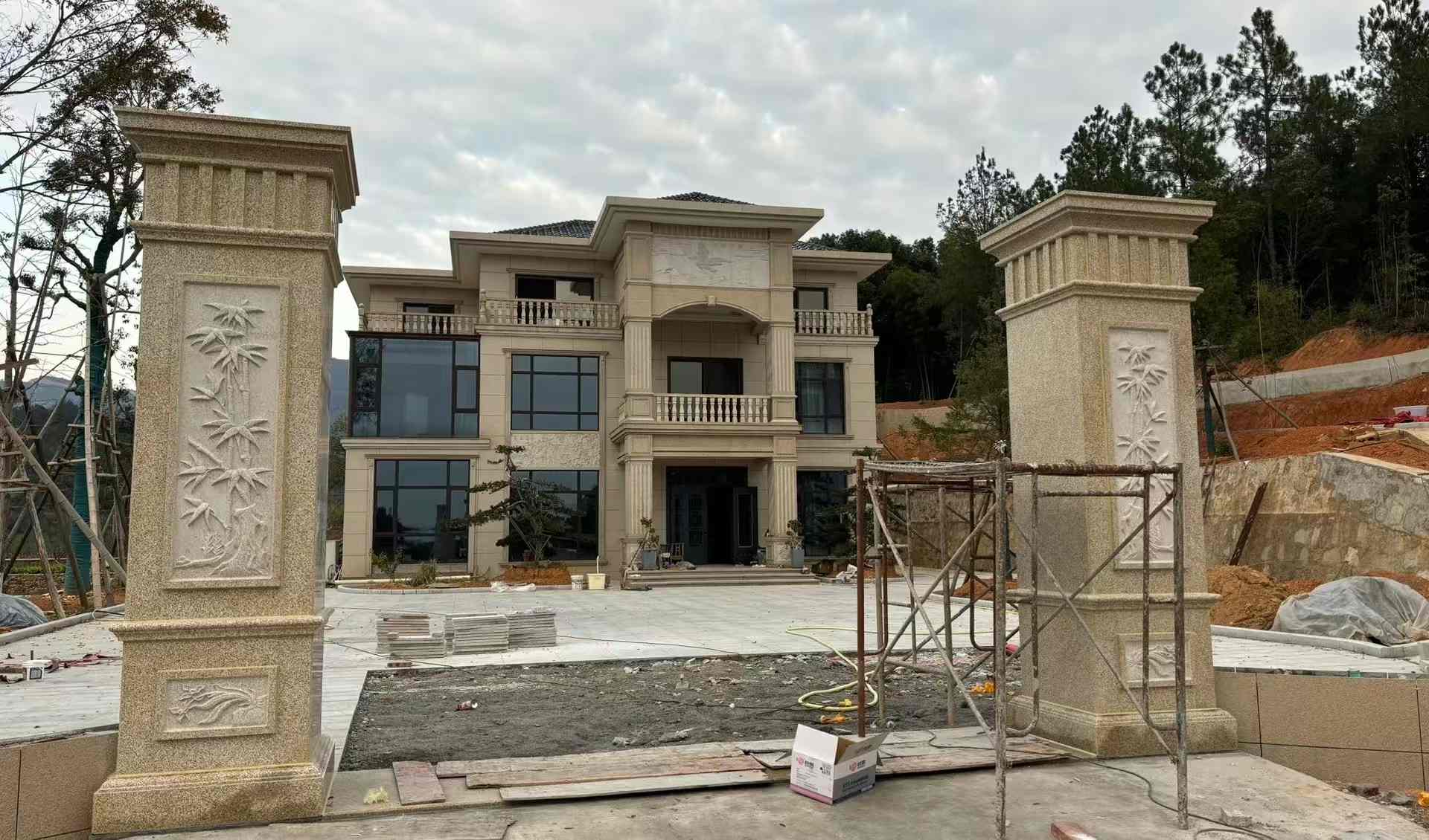 大同 黄金麻花岗岩别墅雕花外墙干挂配上门口雕花罗马柱