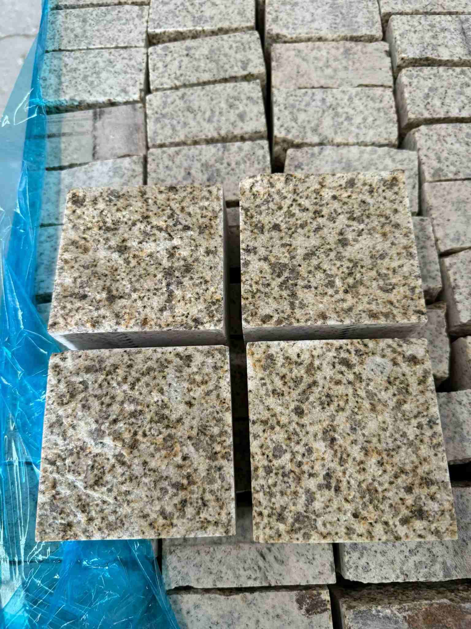 大同 黄金麻花岗岩自然面小方块，弹石，马蹄石等