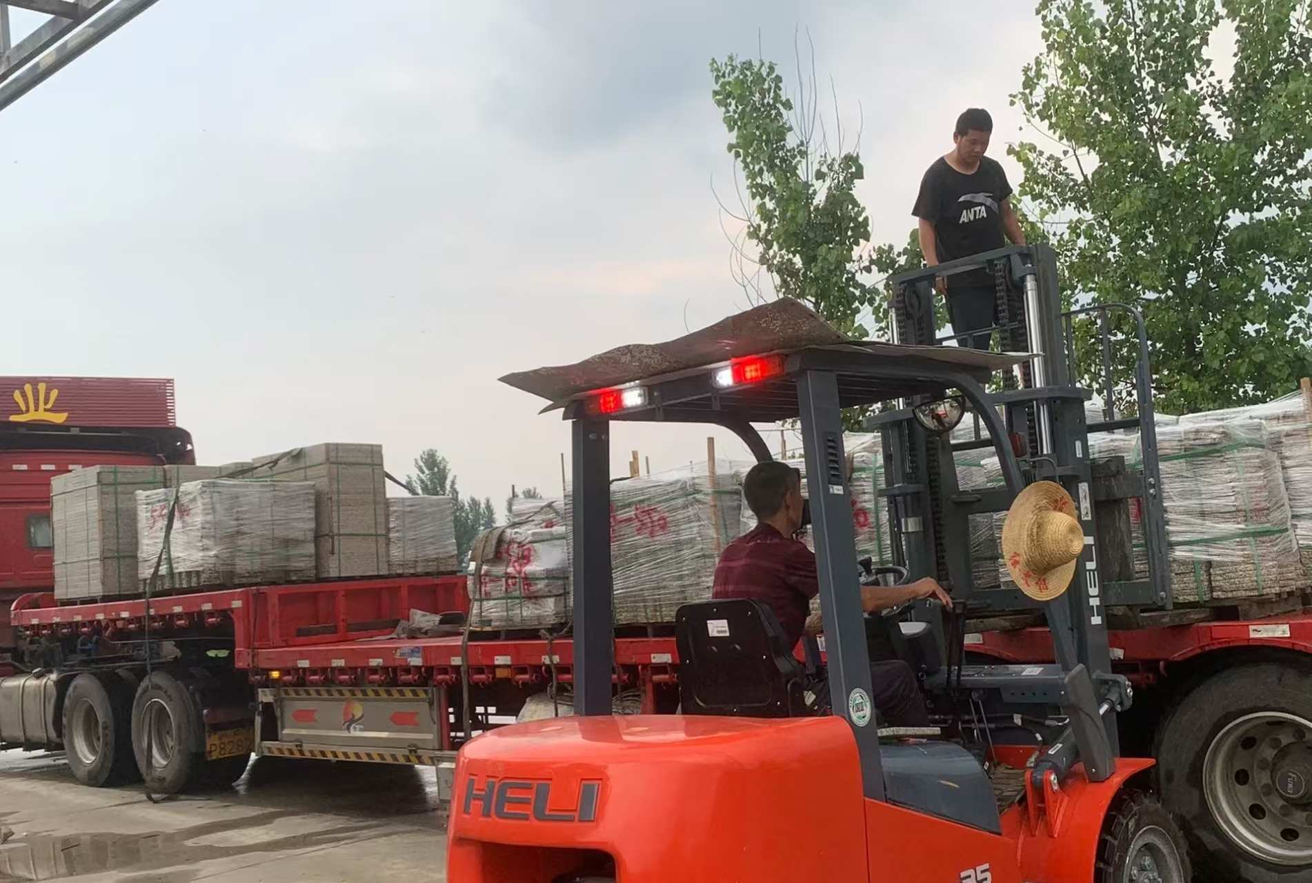 大同 黄金麻冰裂纹，地铺石装车