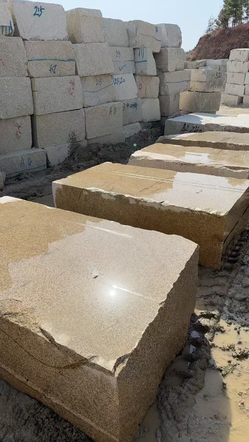 大同 黄金麻方料堆场洗料分选中，原材料充足