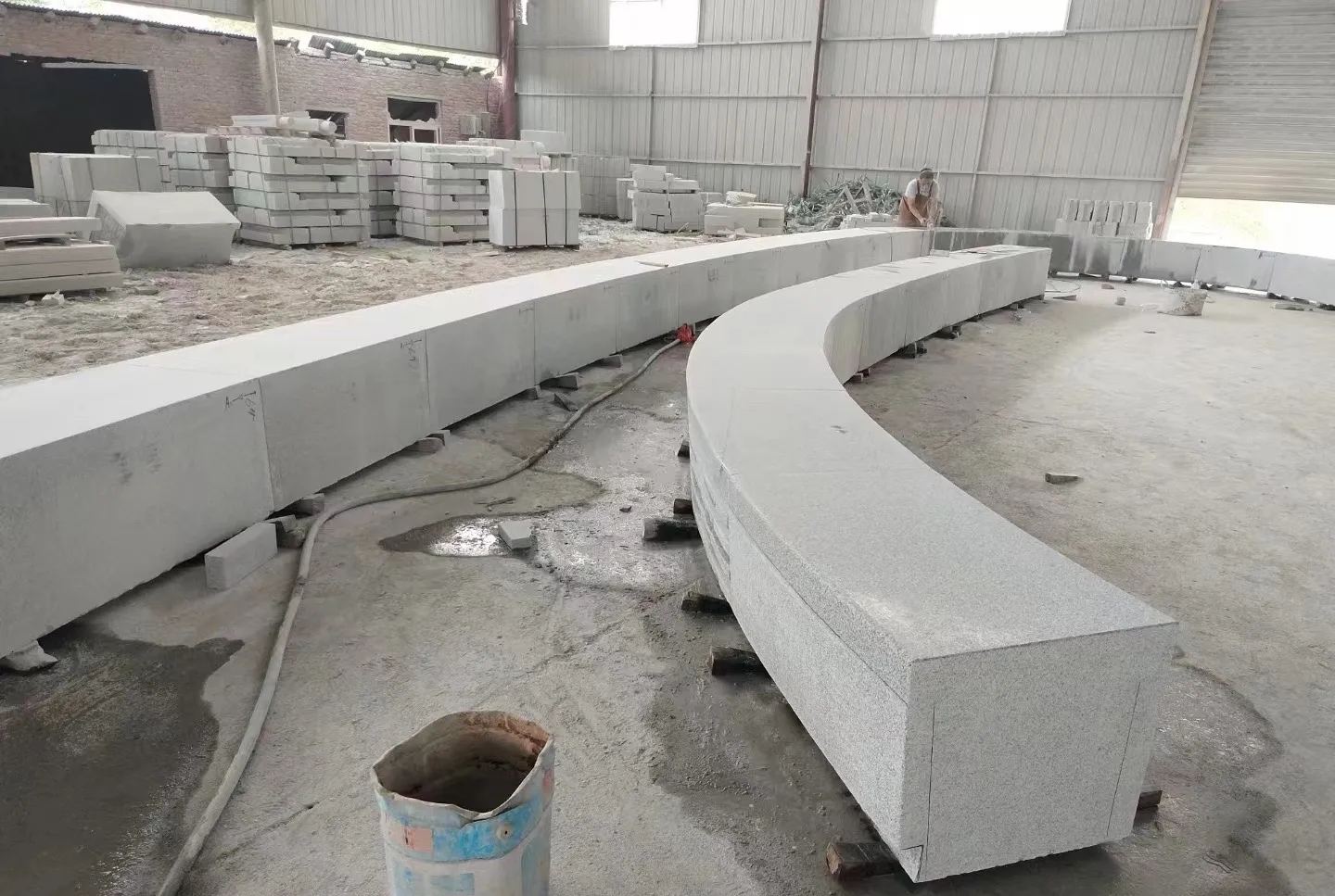 大同芝麻白花岗岩石板材 园林光面弧形坐凳